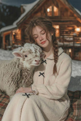 Mute Sheep Neckline Detail